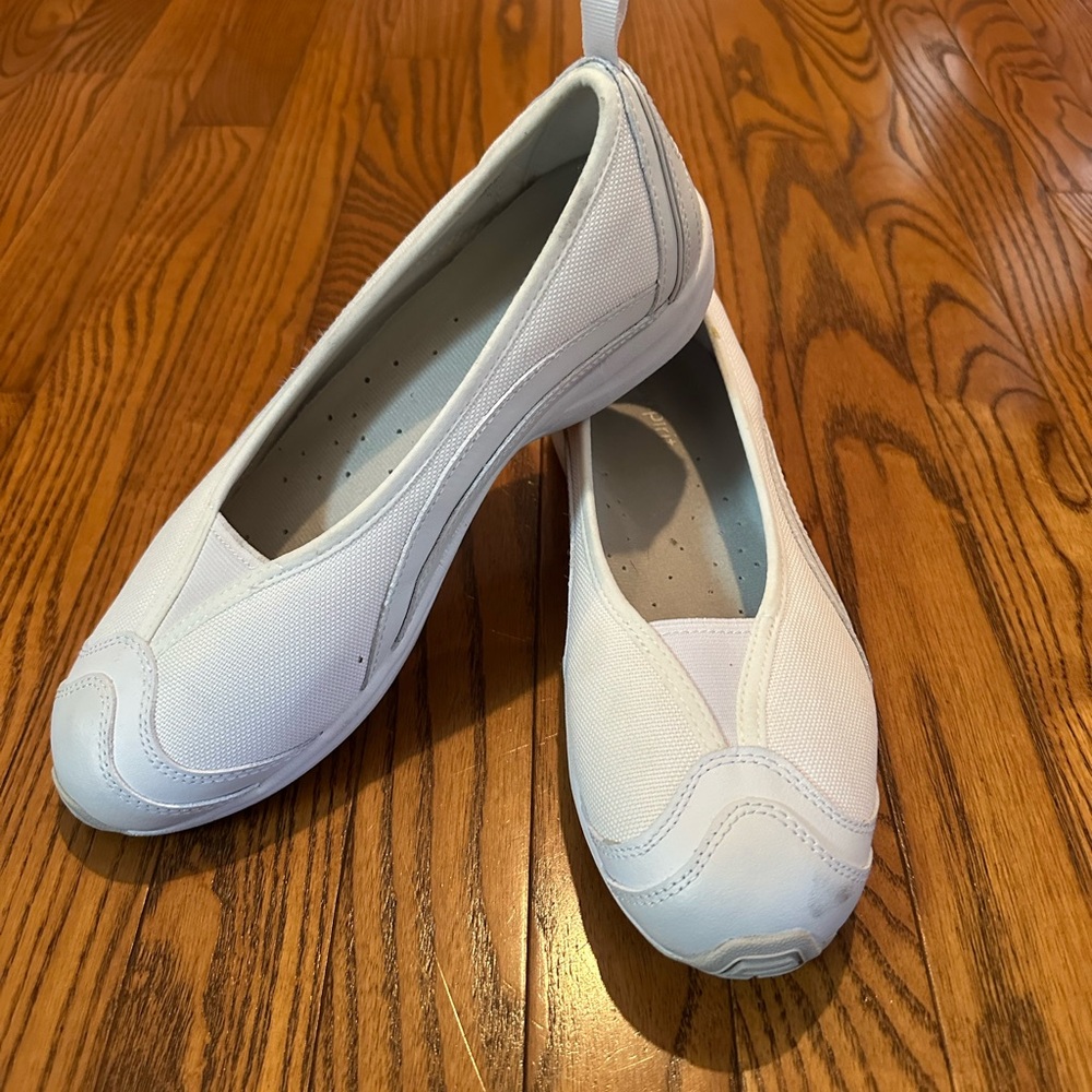 Easy Spirit slip on sneaker. EUC Size 10w